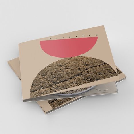 Der Text „ATABASCA“ steht oben. Darunter ein roter Halbkreis und eine strukturierte, braune Fläche. CD-Hüllen stapeln sich.