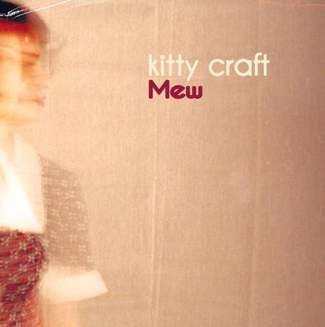 Text: "kitty craft, Mew". Verschwommene Frau in einem Vintage-Kleid vor einem neutralen, weichen Hintergrund.