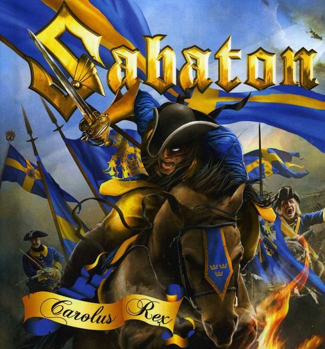 „Sabaton“, „Carolus Rex“ in goldener Schrift. Illustration: Ein Soldat auf einem Pferd mit schwedischen Fahnen im Hintergrund.