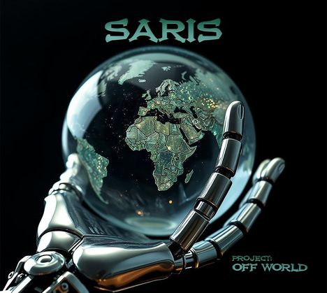 "SARIS" oben, "Project: Off World" unten. Eine Metallhand hält eine gläserne Weltkugel mit leuchtenden Kontinenten.