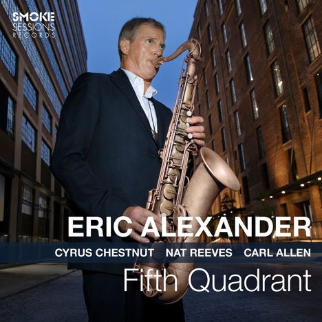 Texte: "ERICH ALEXANDER", "CYRUS CHESTNUT", "NAT REEVES", "CARL ALLEN", "Fifth Quadrant". Mann spielt Saxophon zwischen Gebäuden.