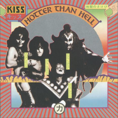 "Hotter Than Hell" oben, "KISS" links. Vier Personen in schwarz-weißer Schminke und Kostümen. Japanische Schriftzeichen.