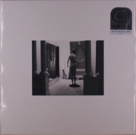 "WHIRR DISTRESSOR" steht oben rechts. Schwarz-weiß-Foto: Person steht in Flur, Blick nach draußen, Tennisschläger.