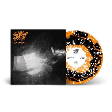 Text: "SEEN ENOUGH". Eine schwarz-weiße Hülle mit rauchiger Beleuchtung und eine Schallplatte in Orange, Schwarz und Weiß.