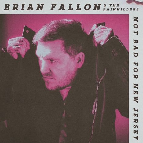 Text: "BRIAN FALLON & THE PAINKILLERS" oben, "NOT BAD FOR NEW JERSEY" an der Seite. Ein Mann zieht sich eine Jacke an.