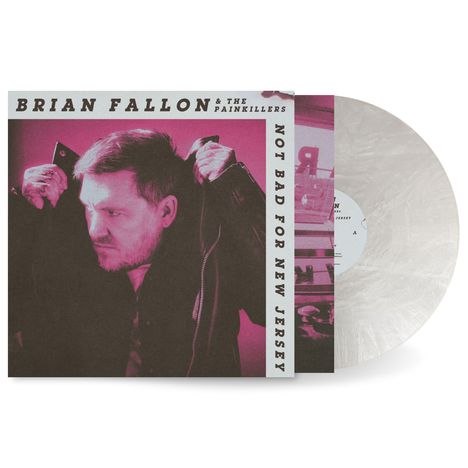 Texte: "BRIAN FALLON & THE PAINKILLERS", "NOT BAD FOR NEW JERSEY". Ein Mann mit hochgezogener Jacke in rosa Tönen. Vinyl-Schallplatte.