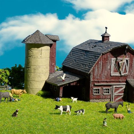 Illustration eines Bauernhofs mit einem roten Scheunenhaus, einem Silo und Bauernhof-Tieren auf einer grünen Wiese.