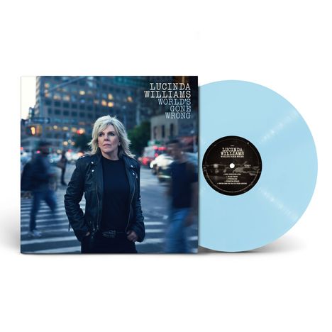 „Lucinda Williams World’s Gone Wrong“. Eine Frau in schwarzer Lederjacke steht auf einer belebten Straße, daneben eine hellblaue Vinylplatte.