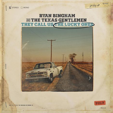 "RYAN BINGHAM AND THE TEXAS GENTLEMEN" und "THEY CALL US THE LUCKY ONES". Straßenfoto mit Pickup und Schild "NOT FOR SALE".