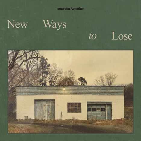"New Ways to Lose", "American Aquarium". Ein altes Gebäude in einer ländlichen Landschaft mit kahlen Bäumen im Hintergrund.