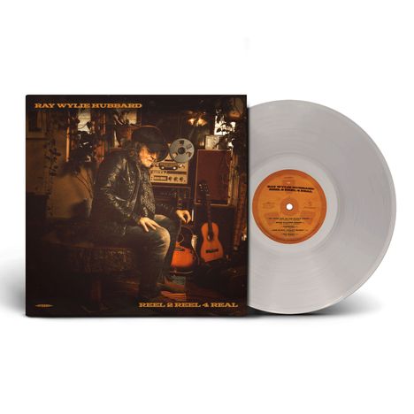 "Ray Wylie Hubbard", "Reel 2 Reel 4 Real". Ein Mann in einem Musikstudio mit Gitarren und Tonbandgeräten.