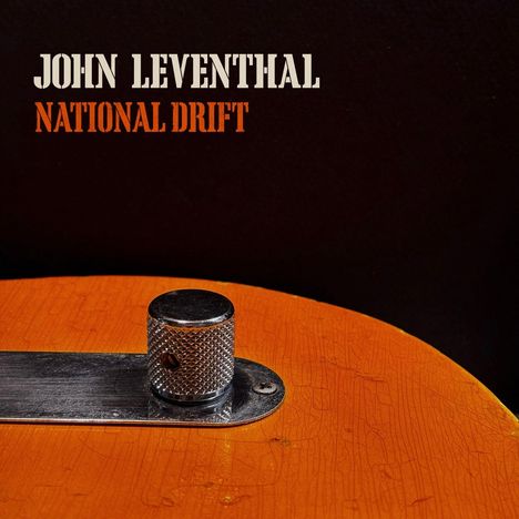 Text: "JOHN LEVENTHAL NATIONAL DRIFT". Nahaufnahme einer orangefarbenen Gitarrenoberfläche mit Metallknopf.