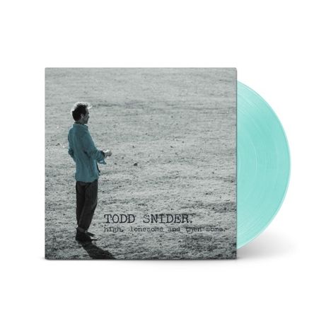 "Todd Snider, high, lonesome and then some." Ein Schwarz-Weiß-Foto zeigt eine Person auf einem Feld, daneben eine türkisfarbene Schallplatte.