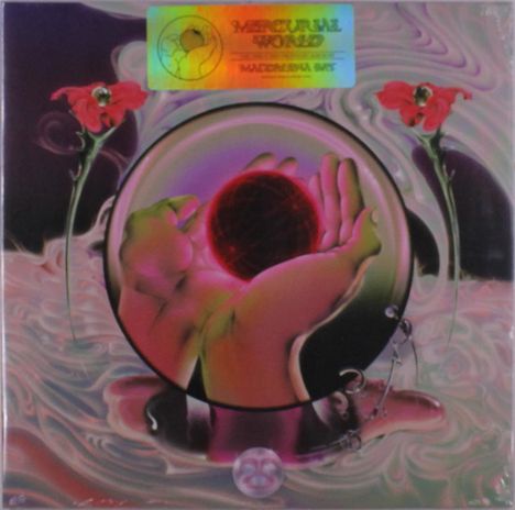 "Mercurial World" und "Macademia Bay" stehen auf einem holografischen Element. Darunter Hände, die eine rote Kugel halten.