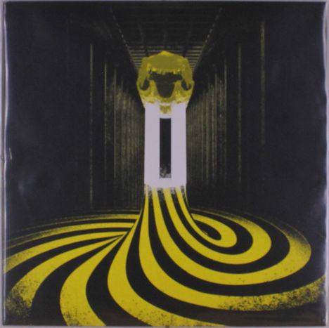 Eine gelbe Spirale zieht sich durch einen dunklen Tunnel. Oben befindet sich eine goldene, abstrahierte Skulptur.