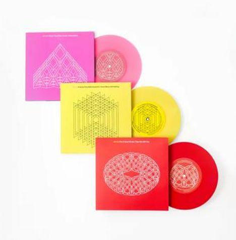 Drei bunte Schallplattenhüllen mit geometrischen Mustern: eine pink, eine gelb und eine rot.