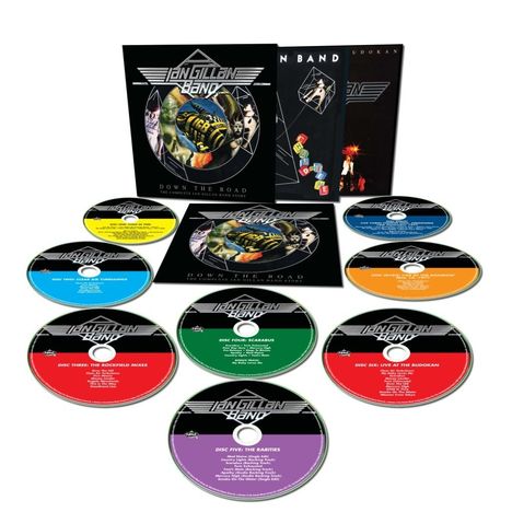 "Down The Road: The Complete Ian Gillan Band Story" mit sieben bunten CDs und zwei schwarzen CD-Hüllen.