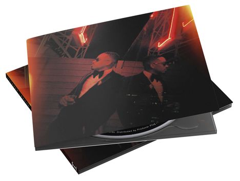 Auf einem CD-Cover sind zwei Männer in Anzügen bei Nacht zu sehen, umgeben von rote Neonlichter.