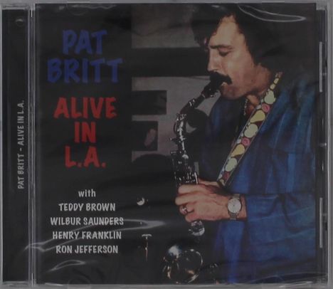 "Pat Britt Alive in L.A." steht neben einem Mann, der Saxophon spielt, in blauer Kleidung. Auflistung von Musikern.