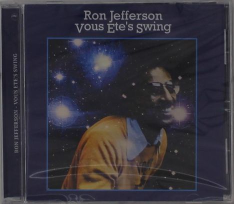 "Ron Jefferson Vous Ete's Swing" in weißer Schrift. Ein Mann in einem orangefarbenen Pullover vor einem sternklaren Himmel.