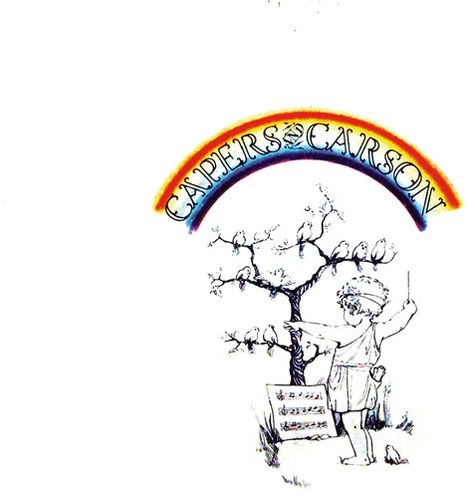 Der Text "CAPERS & CARSON" steht in einem Regenbogen. Darunter dirigiert ein Kind mit Stock Vögel auf einem Baum.