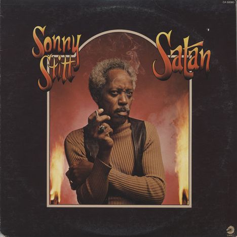 „Sonny Stitt Satan“; ein Mann in einem Rollkragenpullover, mit ernster Miene und Zigarette, umgeben von Flammen.