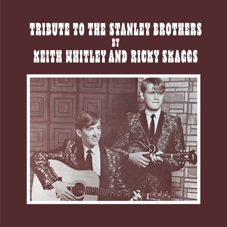 „TRIBUTE TO THE STANLEY BROTHERS BY KEITH WHITLEY AND RICKY SKAGGS“; zwei junge Männer in Anzügen mit Instrumenten.