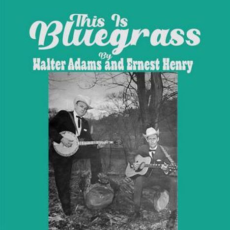 "This Is Bluegrass by Walter Adams and Ernest Henry" in geschwungener Schrift. Zwei Männer spielen Banjo und Gitarre im Freien.