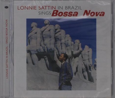 Aufschrift: "LONNIE SATTIN IN BRAZIL SINGS Bossa Nova". Ein Mann steht vor großen, grauen Statuen unter blauem Himmel.