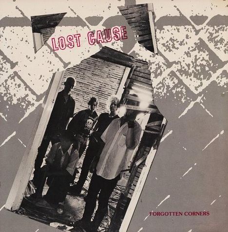 Text: „LOST CAUSE“, „FORGOTTEN CORNERS“. Schwarz-weißes Foto einer Band in einem verwitterten Gebäudeausschnitt.