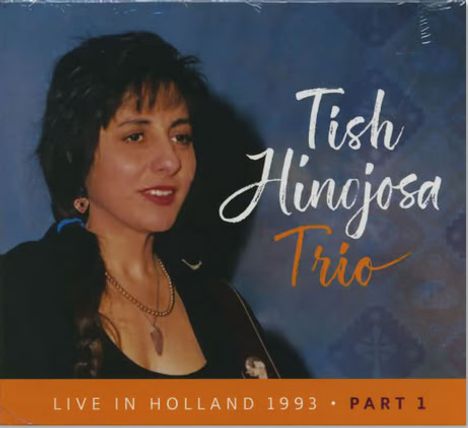 "Tish Hinojosa Trio", "Live in Holland 1993 · Part 1". Eine Frau mit dunklen Haaren und Halsketten vor blauem Hintergrund.