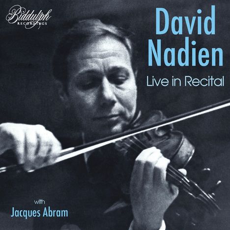 David Nadien, Live in Recital, with Jacques Abram. Ein Mann spielt Geige, vertieft und konzentriert.
