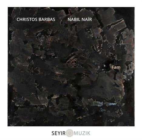 Text: "CHRISTOS BARBAS", "NABIL NAÏR", "Fam", "SEYIR MUZIK". 
Dunkle, abstrakte Malerei mit strukturierten Pinselstrichen.
