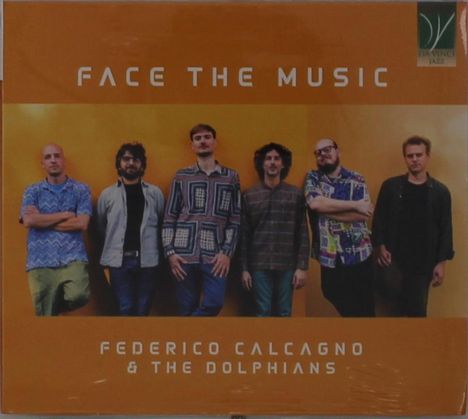 „FACE THE MUSIC“ und „FEDERICO CALCAGNO & THE DOLPHIANS“; sieben Personen vor orangefarbenem Hintergrund.