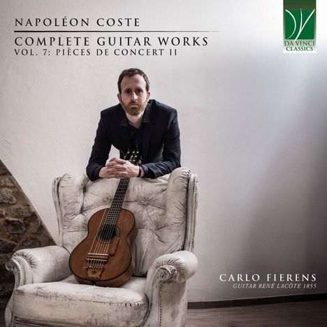 „NAPOLÉON COSTE - COMPLETE GUITAR WORKS VOL. 7: PIÈCES DE CONCERT II“. Mann mit Gitarre auf abgenutztem Sessel.
