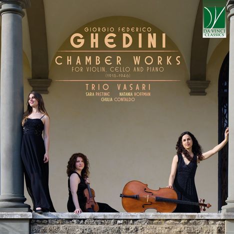 Text: "Giorgio Federico Ghedini, Chamber Works for Violin, Cello and Piano (1915-1946), Trio Vasari, Sara Pastine, Natania Hoffman, Giulia Contaldo." Drei Frauen in eleganten, schwarzen Kleidern, eine mit Violine, eine mit Cello.