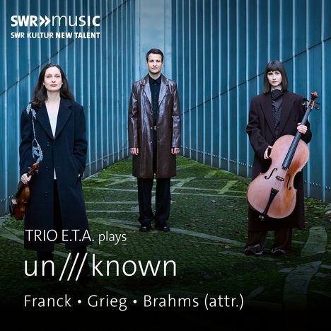 Text: "TRIO E.T.A. plays unknown. Franck · Grieg · Brahms (attr.)" Drei Personen, eine mit Geige und eine mit Cello.