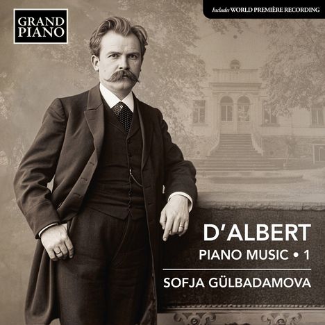 „D’ALBERT PIANO MUSIC 1 SOFJA GÜLBADAMOVA“. Ein Mann posiert in Anzug vor einem historischen Gebäude. Links oben: „GRAND PIANO“.
