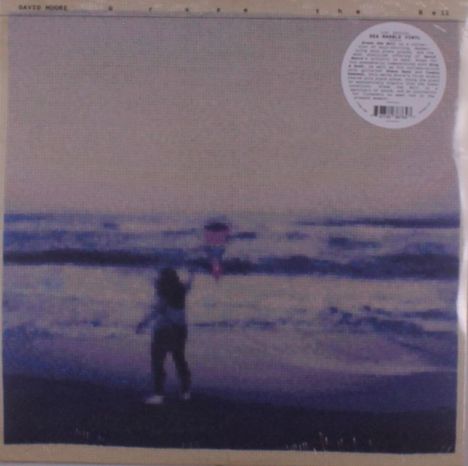 "David Moore" oben, "Sea Magic" rechts. Verschwommene Illustration eines Kindes, das am Strand mit einem Drachen spielt.