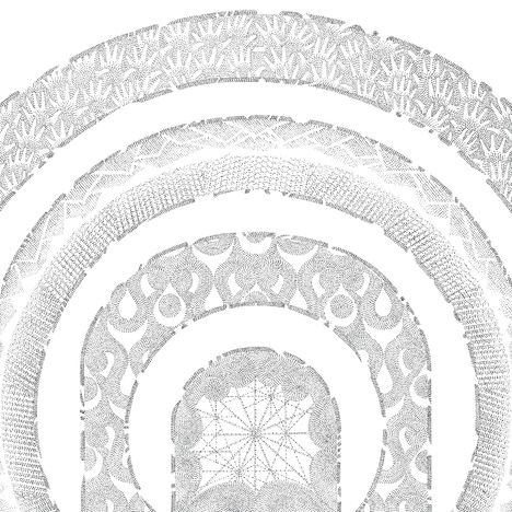 Text: „Versa“. Mehrere konzentrische Kreise mit Mustern, die an Mandalas oder Ornamente erinnern.