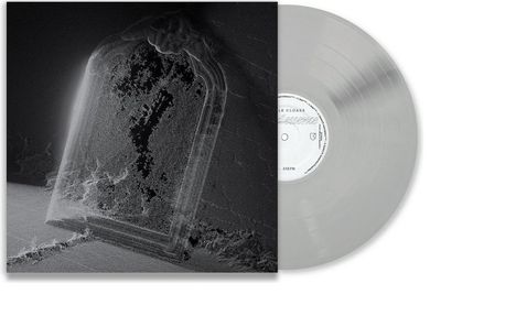 Auf der grauen Vinyl-Schallplatte steht oben "3R CLOAKS." Links ist ein düsteres, texturreiches Schwarz-Weiß-Bild.