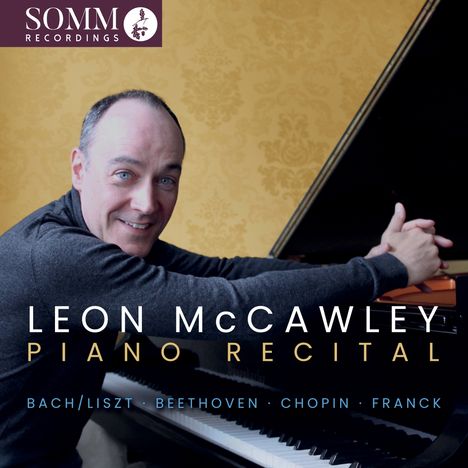 Text: LEON McCAWLEY PIANO RECITAL BACH/LISZT · BEETHOVEN · CHOPIN · FRANCK.  
Ein Mann lächelt am Klavier, sitzt vor einer gelben Wand.