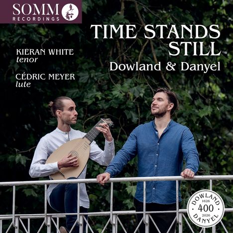 „TIME STANDS STILL“ – Dowland & Danyel. Kieran White, Tenor, Cédric Meyer, Laute. Zwei Männer, einer mit Laute auf Brücke.