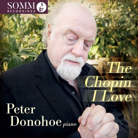 "The Chopin I Love", "Peter Donohoe piano". Ein Mann mit weißem Bart, gefaltete Hände, Natur im Hintergrund.