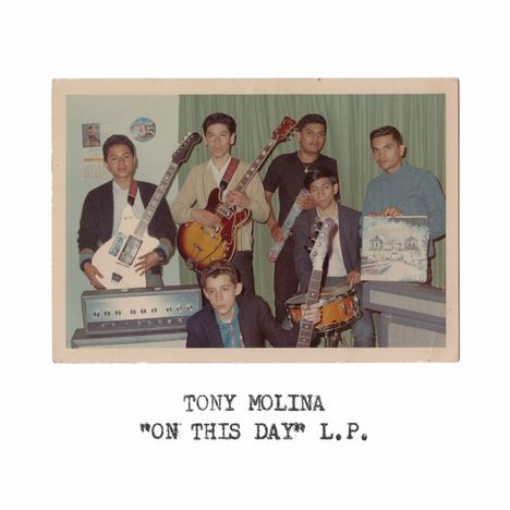 TONY MOLINA "ON THIS DAY" L.P. Sechs junge Männer mit Musikinstrumenten in einem Raum mit grünen Vorhängen.