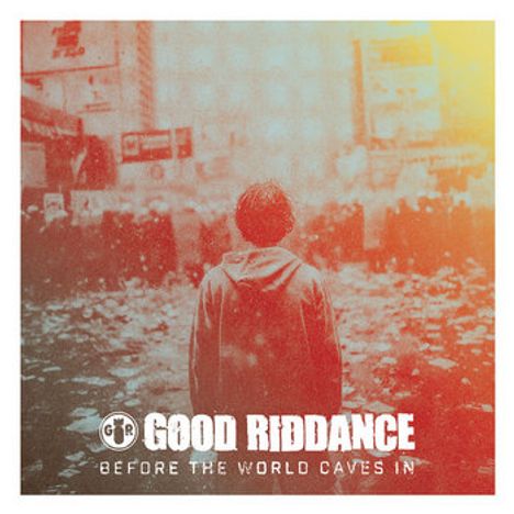 "GOOD RIDDANCE BEFORE THE WORLD CAVES IN." Eine Person steht vor einer unscharfen Menschenmenge in einer urbanen Umgebung.