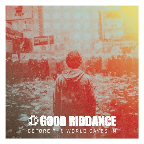 „GOOD RIDDANCE BEFORE THE WORLD CAVES IN“ in weißer Schrift. Eine Person steht in einer verwüsteten Landschaft.