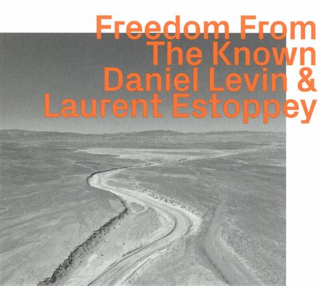 "Freedom From The Known Daniel Levin & Laurent Estoppey" steht in orange. Eine kurvige Straße durch karge Wüste.