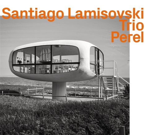 "Santiago Lamisovski Trio Perel" in orange Schrift. Ein futuristisches Gebäude auf Stelzen mit Panoramafenstern vor Küstenhintergrund.