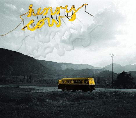Gelber Schriftzug "Henry Cow", gelber Bus auf ländlicher Straße, Berge im Hintergrund, schwarz-weiße Landschaft.